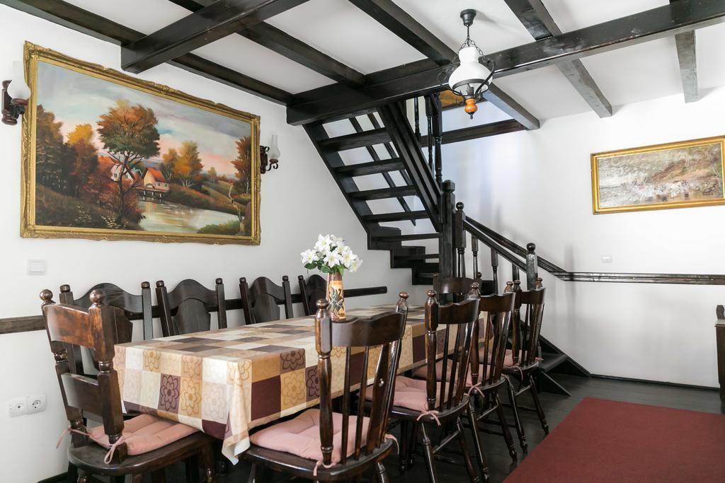 Отель Casa Cu Cerdac Сигишоара Экстерьер фото