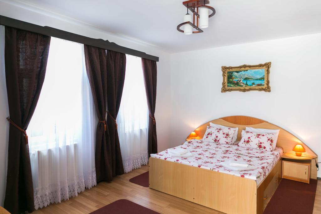 Отель Casa Cu Cerdac Сигишоара Экстерьер фото