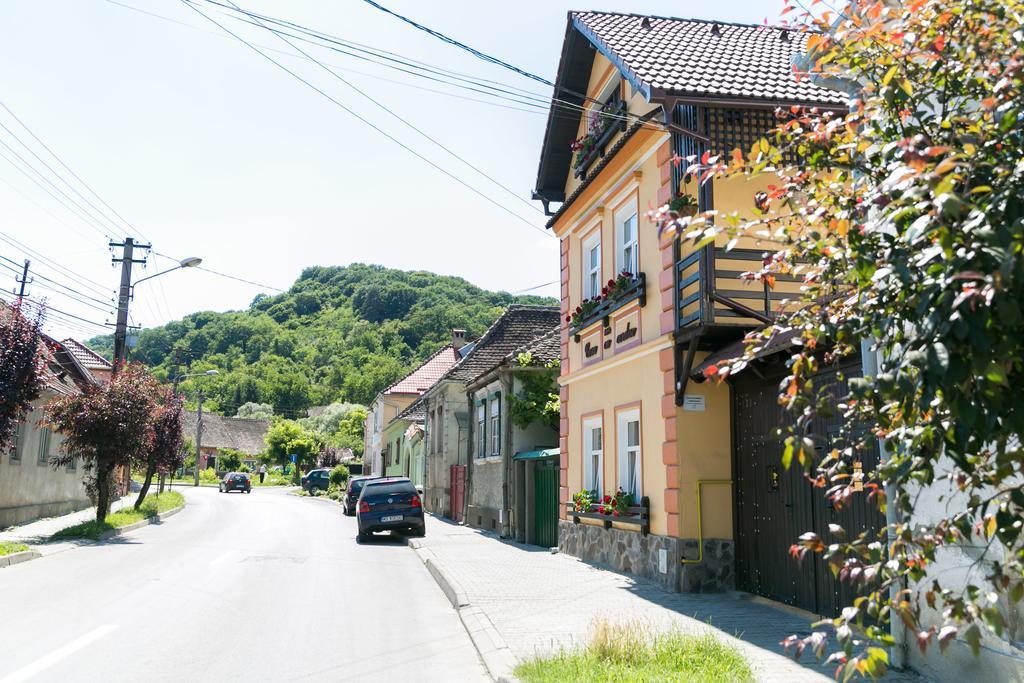 Отель Casa Cu Cerdac Сигишоара Экстерьер фото