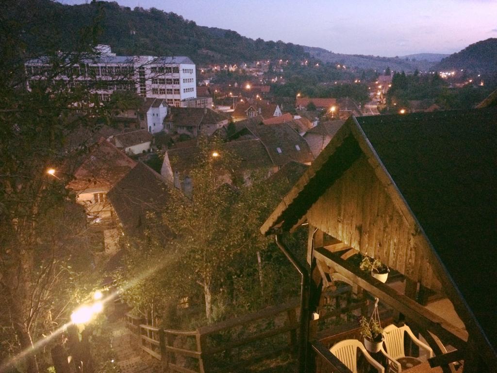 Отель Casa Cu Cerdac Сигишоара Экстерьер фото