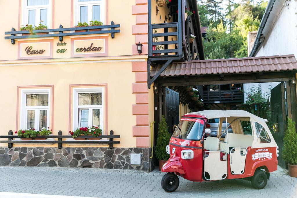 Отель Casa Cu Cerdac Сигишоара Экстерьер фото