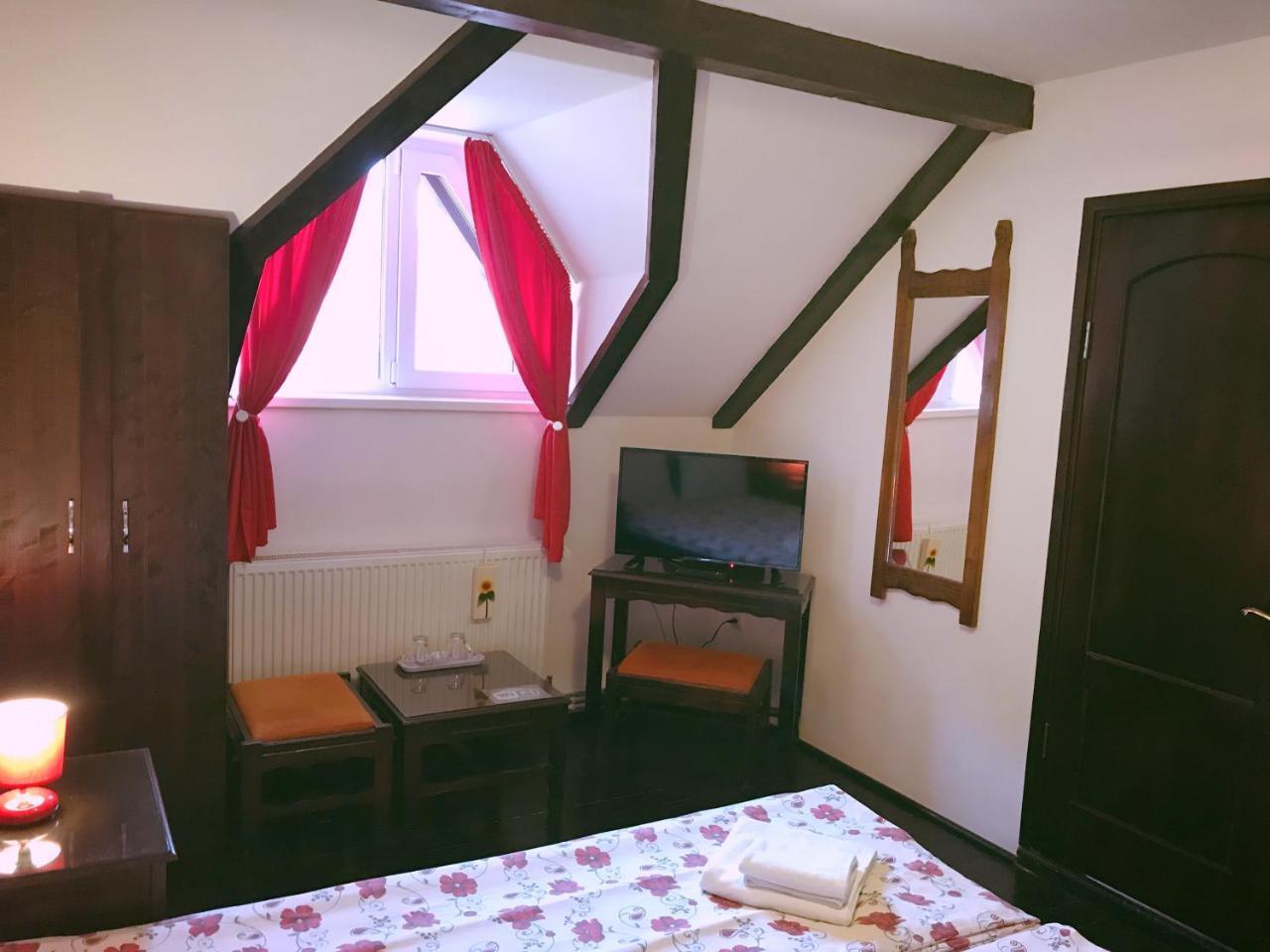 Отель Casa Cu Cerdac Сигишоара Экстерьер фото